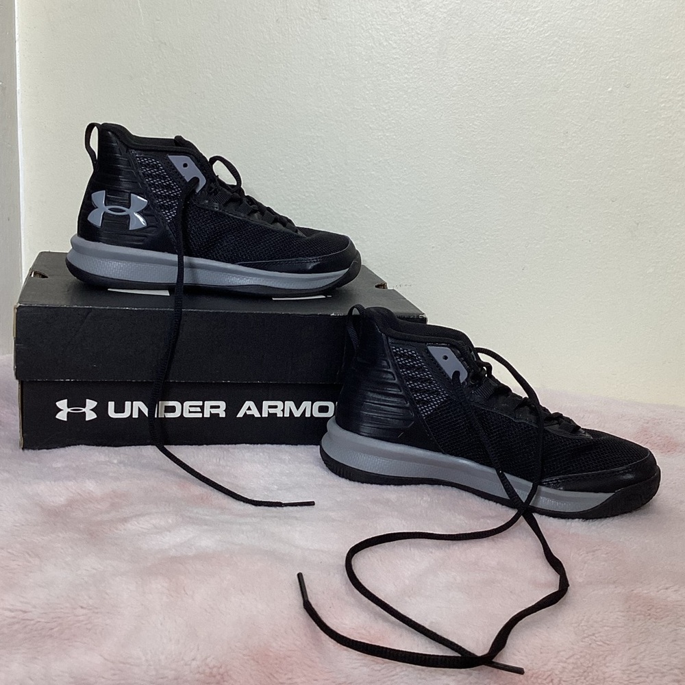Under Armour Jet Black Basketball Shoes Sneakers Size 13.5K - Picture 1 of 4